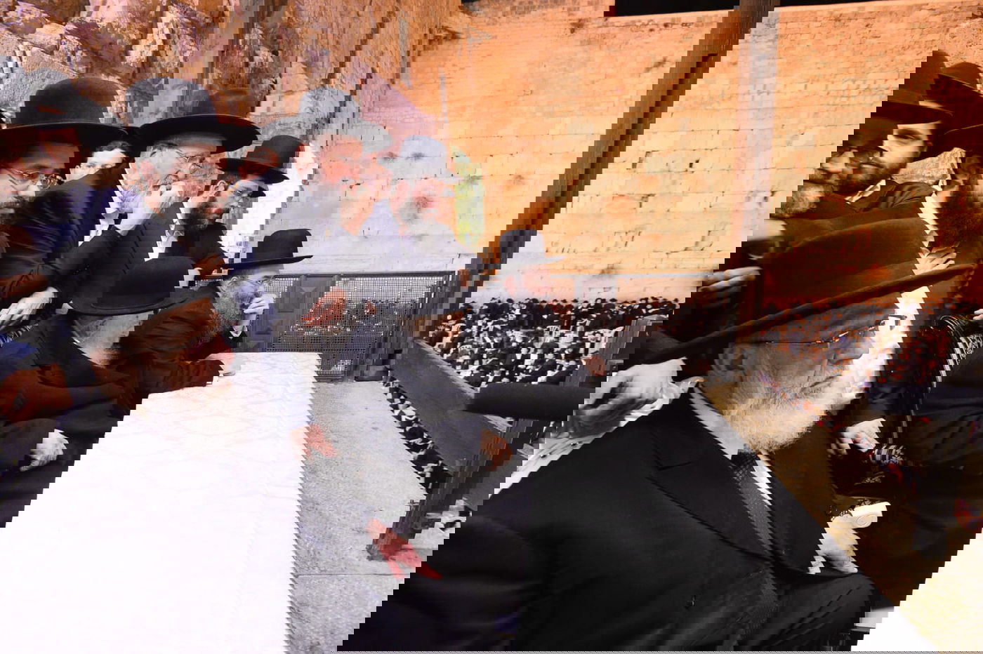 אלפים בעצרת תפילה בכותל המערבי • צפו