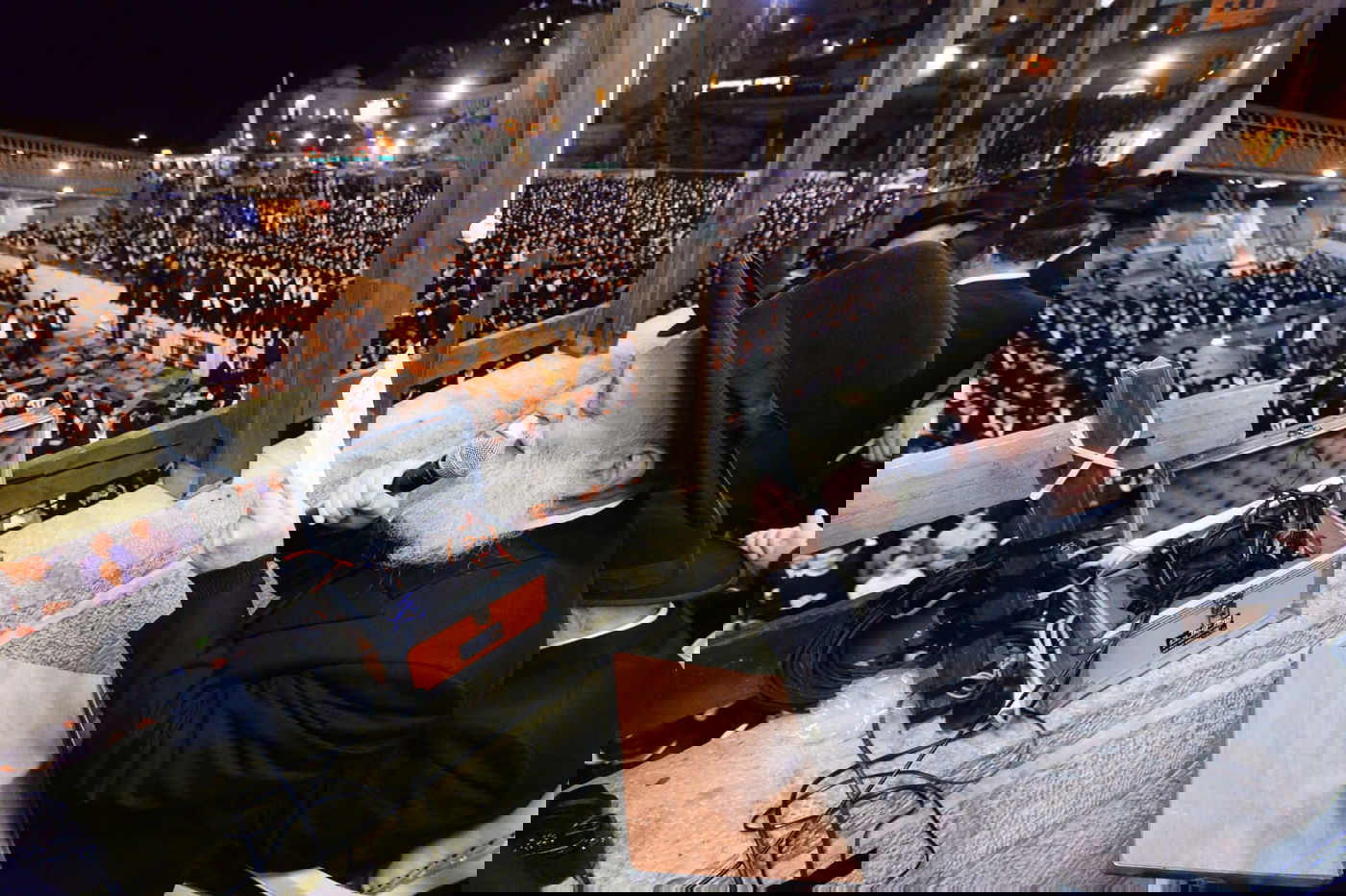 אלפים בעצרת תפילה בכותל המערבי • צפו