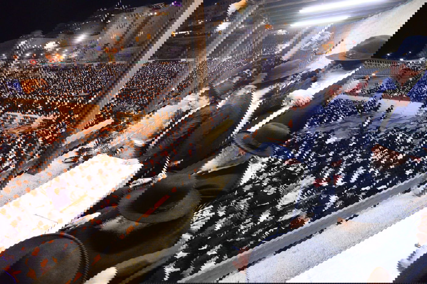 אלפים בעצרת תפילה בכותל המערבי • צפו