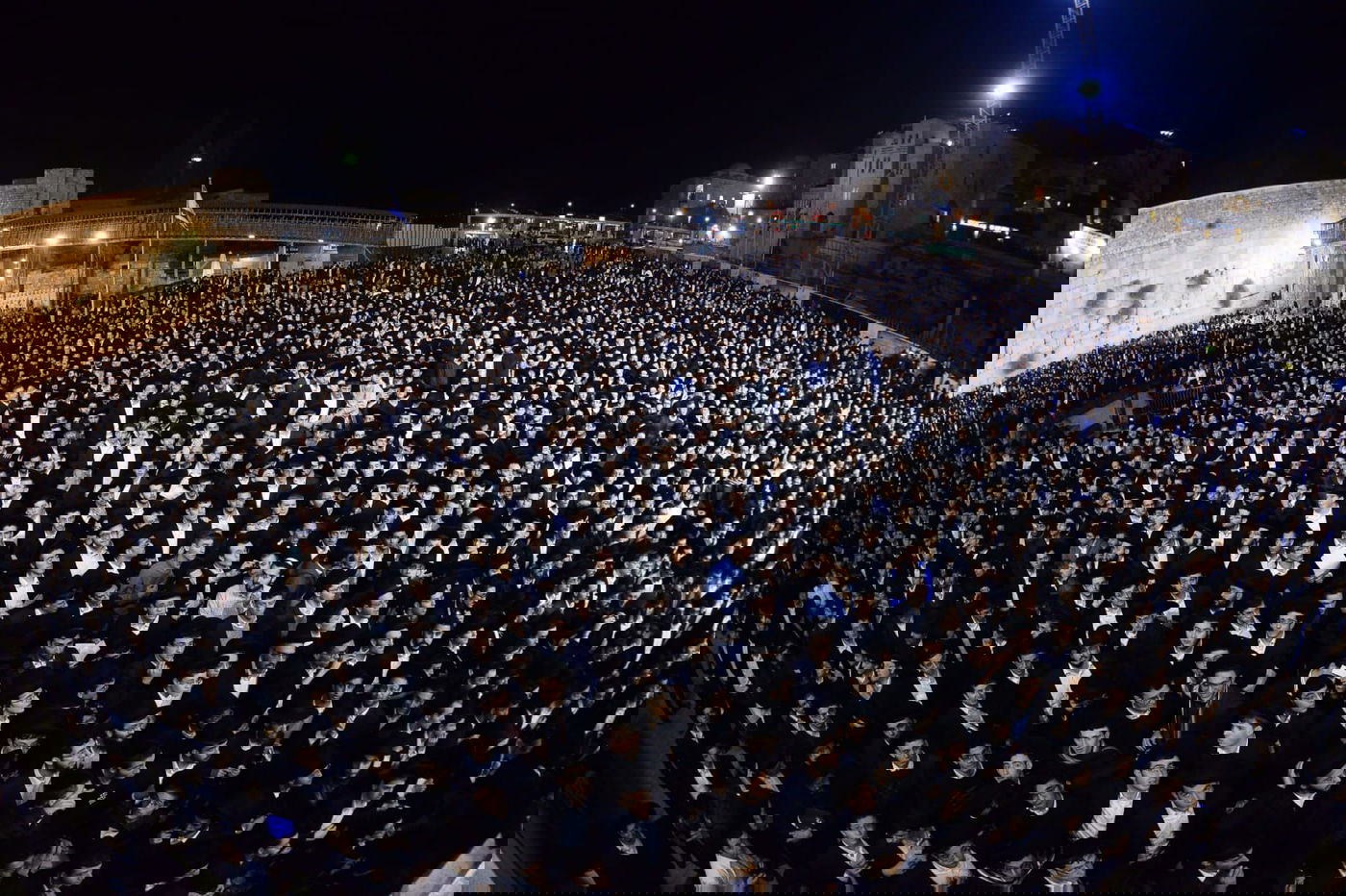 אלפים בעצרת תפילה בכותל המערבי • צפו