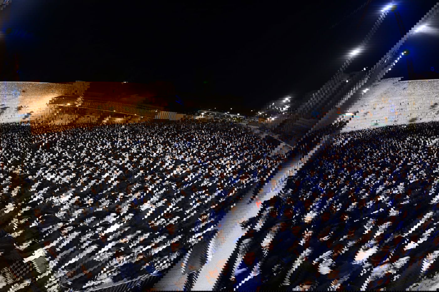 אלפים בעצרת תפילה בכותל המערבי • צפו