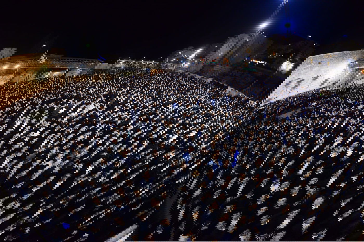 אלפים בעצרת תפילה בכותל המערבי • צפו
