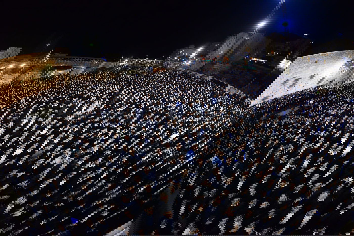אלפים בעצרת תפילה בכותל המערבי • צפו