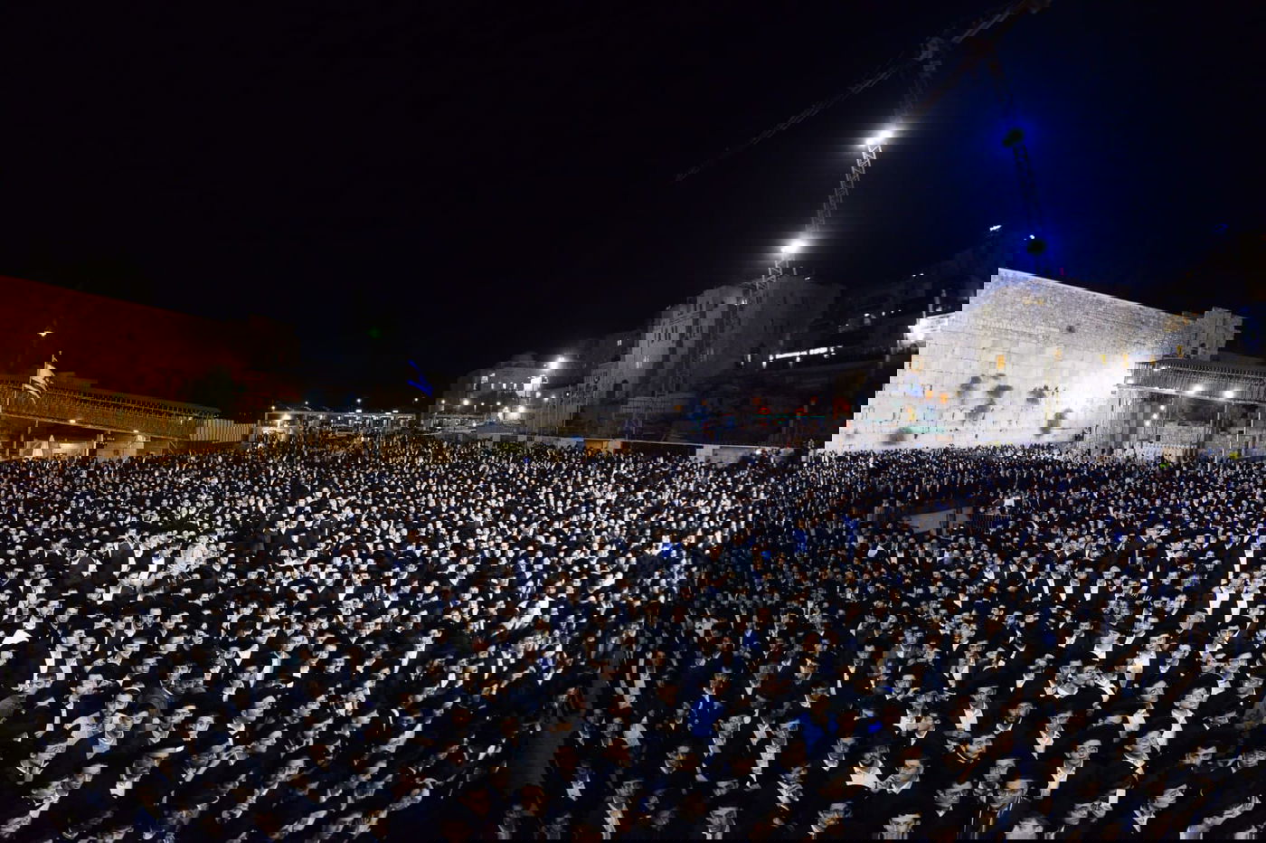 אלפים בעצרת תפילה בכותל המערבי • צפו