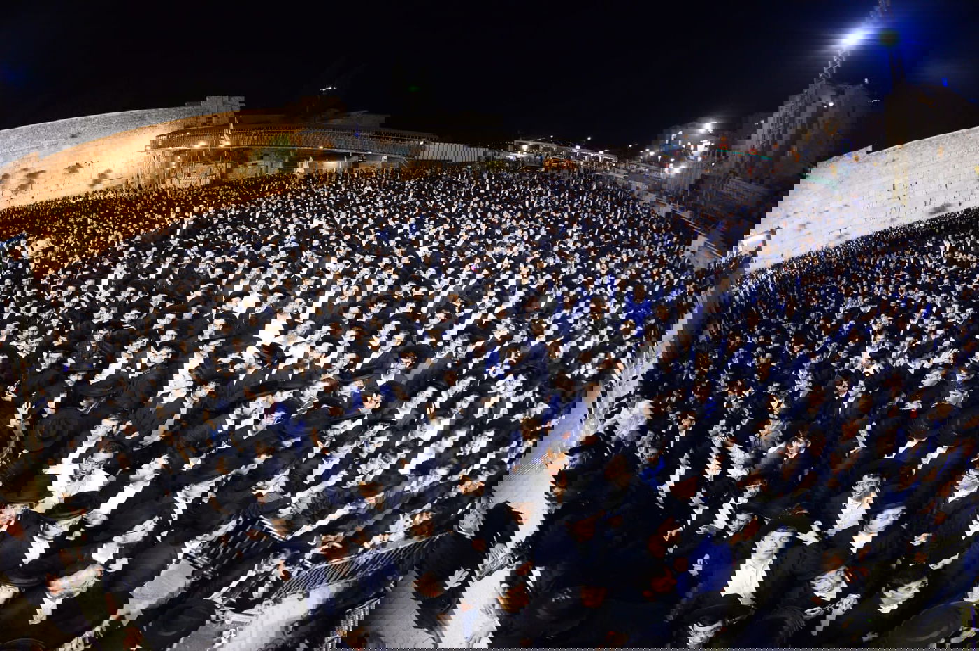 אלפים בעצרת תפילה בכותל המערבי • צפו