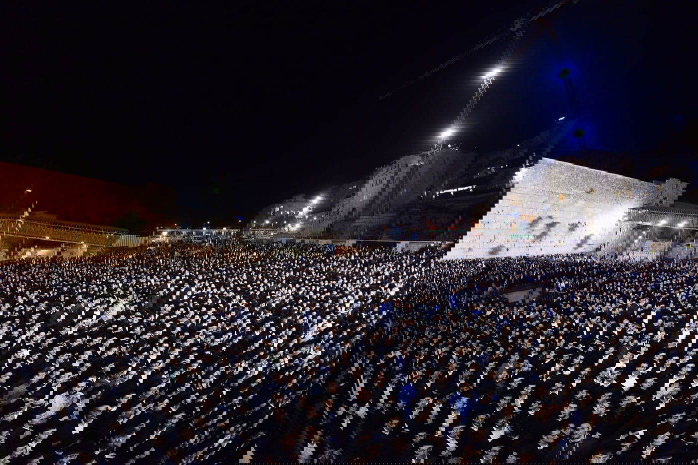 אלפים בעצרת תפילה בכותל המערבי • צפו