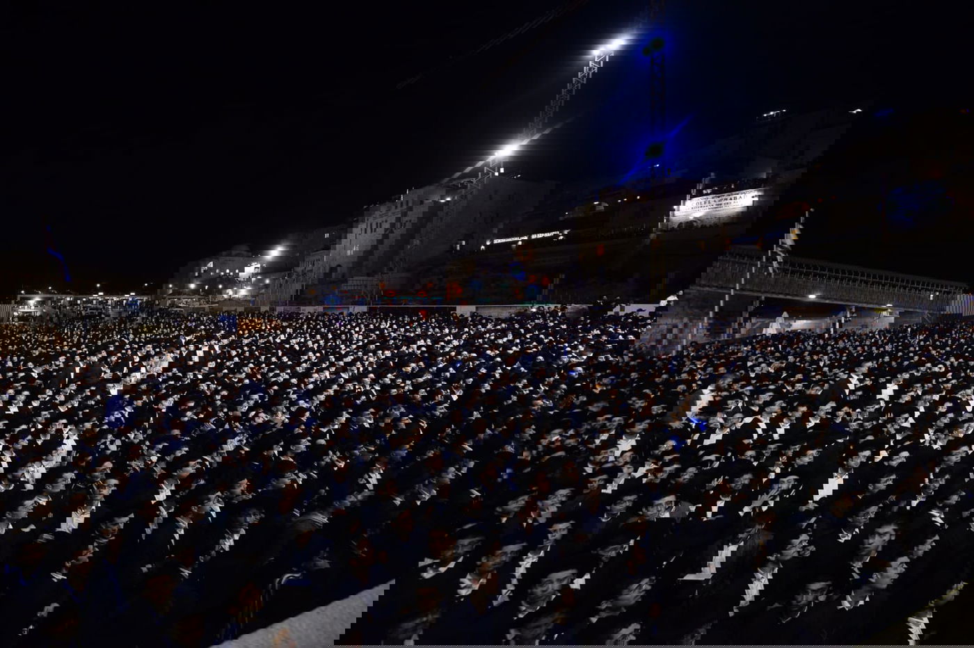 אלפים בעצרת תפילה בכותל המערבי • צפו