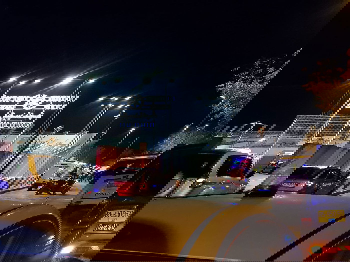 מחבל חדר לתחנת משטרה בירושלים והסתער עם סכין