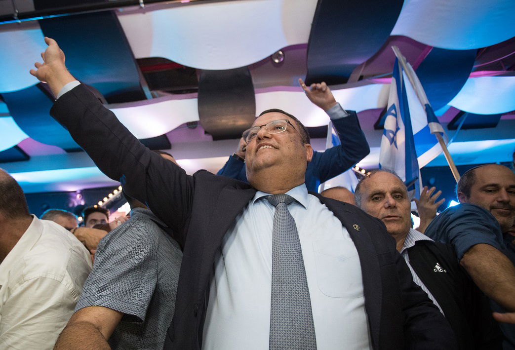 ליאון חוגג, אמש