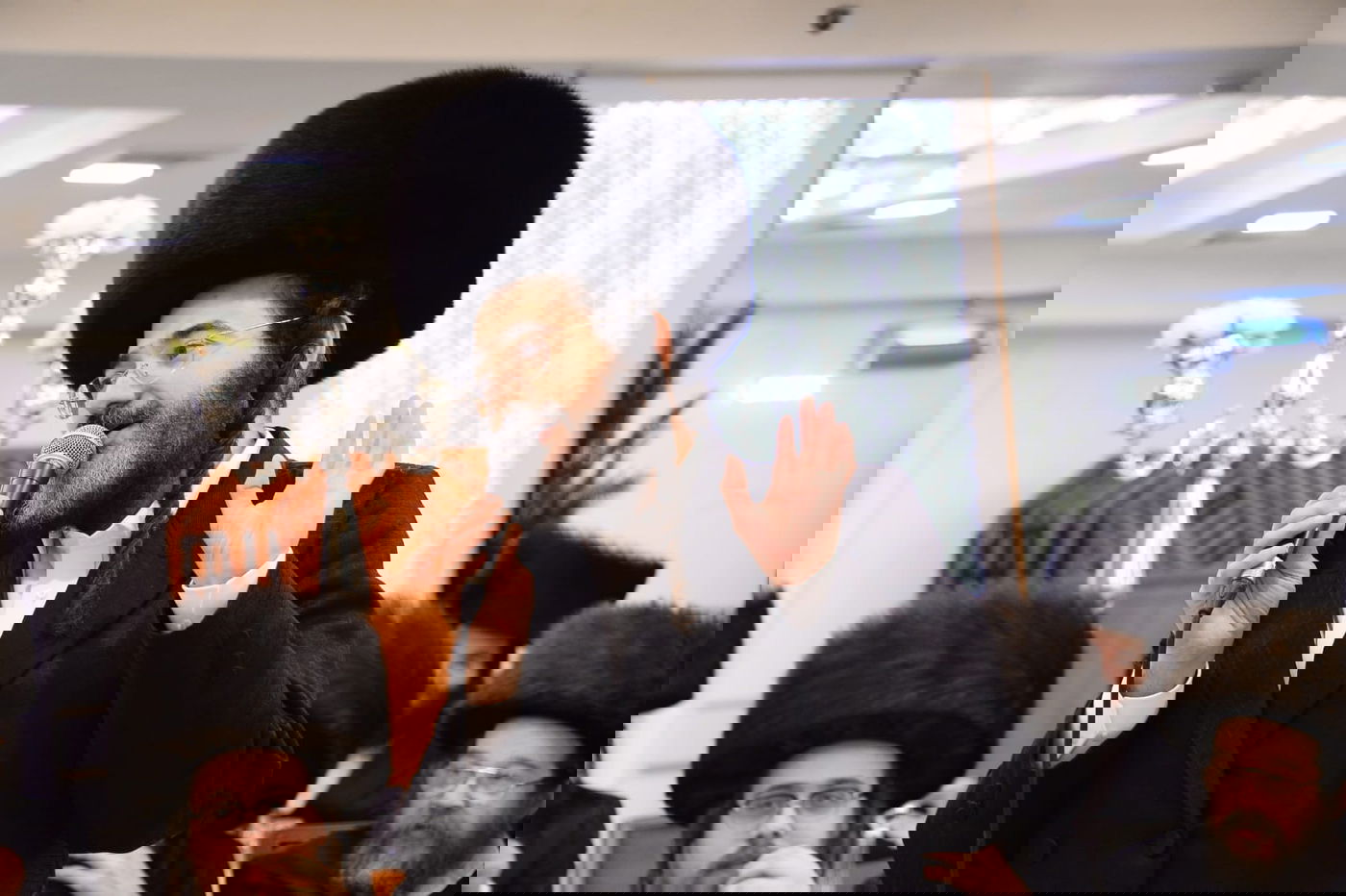 בעל המנגן ישראל אדלר שר לאדמו"ר • צפו