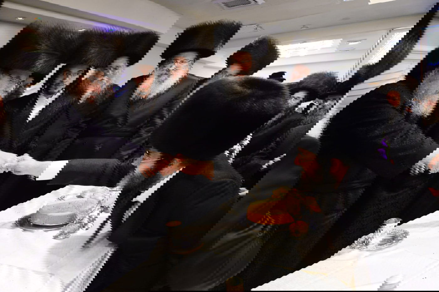 בעל המנגן ישראל אדלר שר לאדמו"ר • צפו