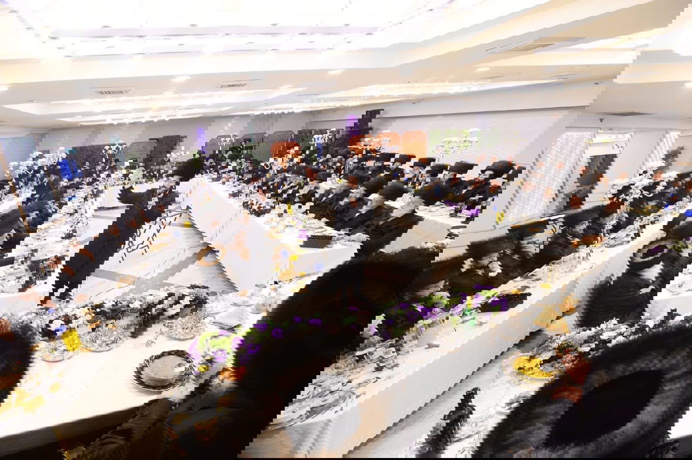 בעל המנגן ישראל אדלר שר לאדמו"ר • צפו