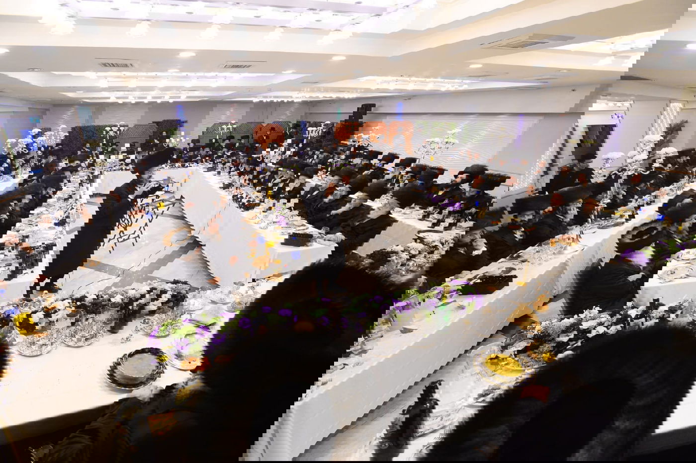 בעל המנגן ישראל אדלר שר לאדמו"ר • צפו