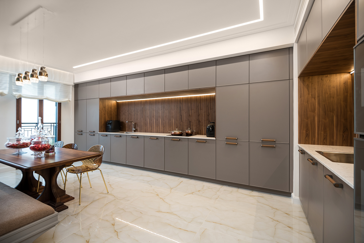 המטבח המעוצב בגימור מוקפד בדירה לדוגמא