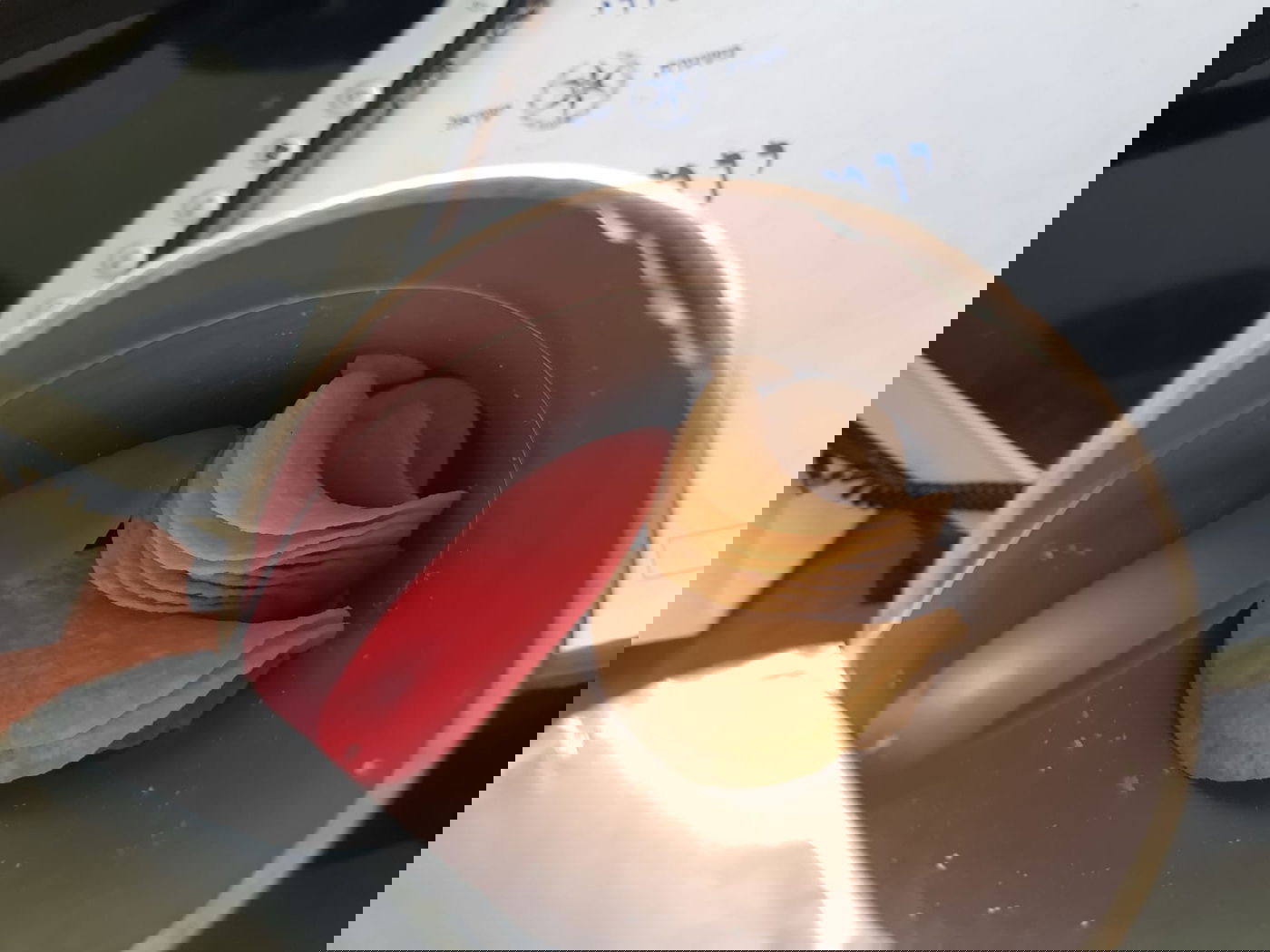 הסכין, בתוך גליל המזון