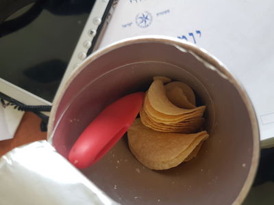 הסכין, בתוך גליל המזון