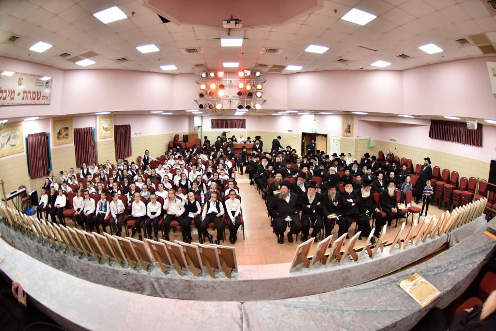 תיעוד: חלוקת פרסים בת"ת 'כלל חסידי' בקרית הבעש"ט