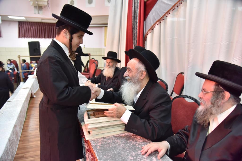 תיעוד: חלוקת פרסים בת"ת 'כלל חסידי' בקרית הבעש"ט
