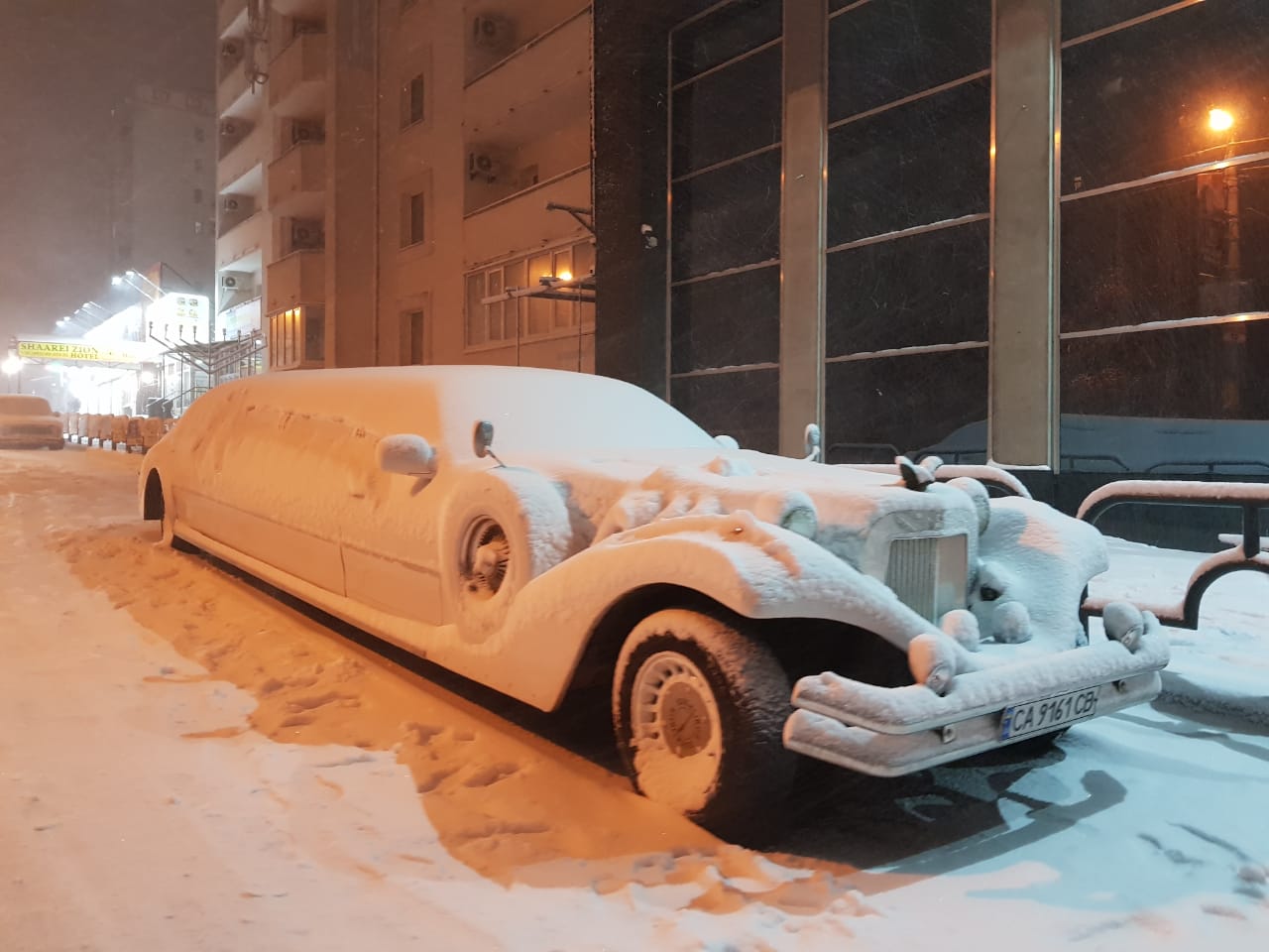 שלג כבד יורד באומן: יציאות מהעיר הוקדמו