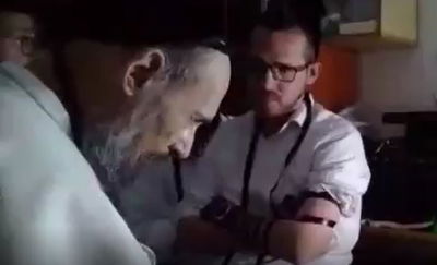 כך הגיב המקובל הגר"ד קוק על "טיסת השבת" • תיעוד