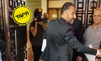 רון קובי מגיע לבניין העירייה, הבוקר