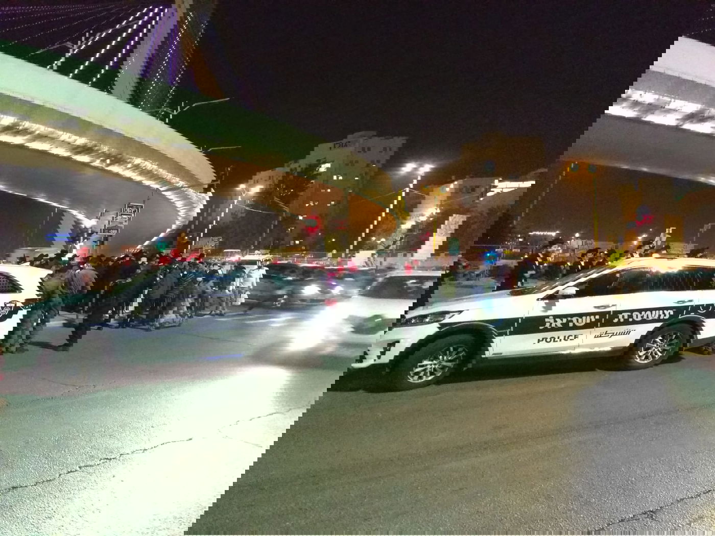 עשרות מפגינים בגשר המיתרים; 3 נעצרו