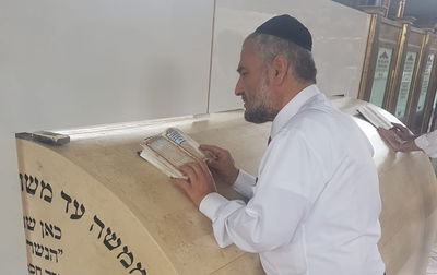 צפו: אבוטבול עלה להודות בקברי הצדיקים