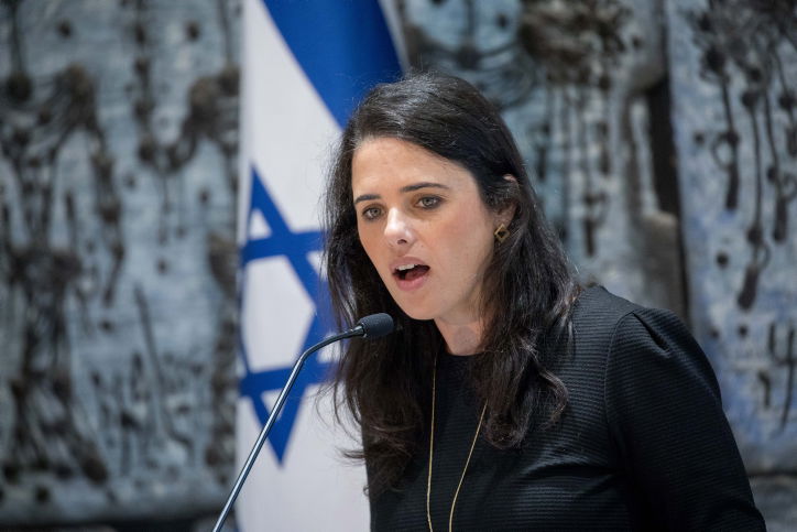 שקד בוחנת אפשרות לתבוע את Airbnb