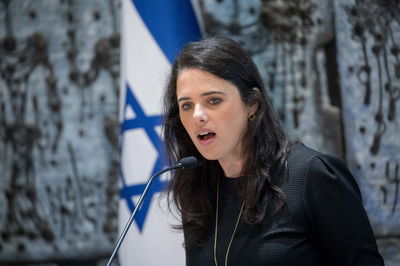 שקד בוחנת אפשרות לתבוע את Airbnb