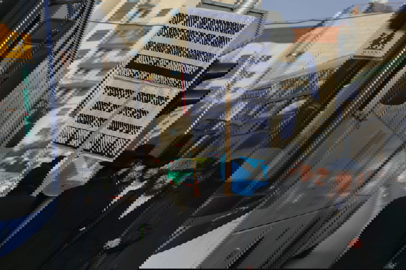 מלשכת הגיוס ועד פרוש: צפו בהפגנת הקיצוניים