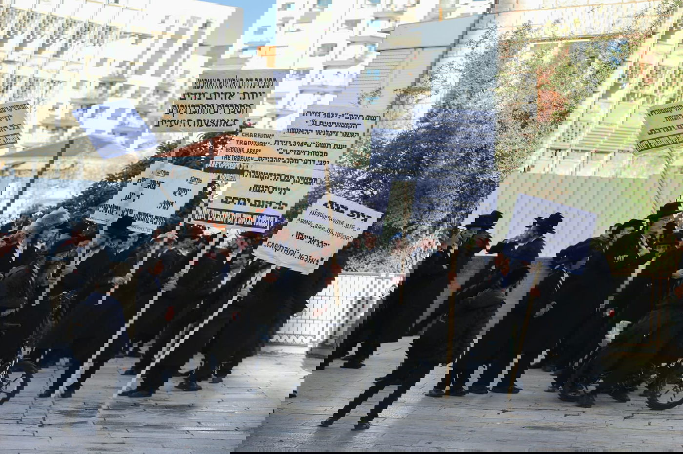 מלשכת הגיוס ועד פרוש: צפו בהפגנת הקיצוניים