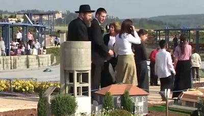 משפחה חרדית באתר מיני ישראל