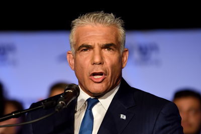 לפיד תוקף: המשלה הופכת את חוק הגיוס לקומבינה מושחתת בכסף