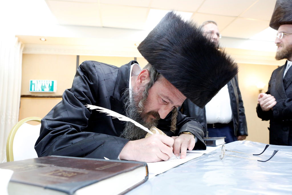 המתמידים החלו בכתיבת ס"ת לע"נ רבם זצ"ל • וידאו וגלריה