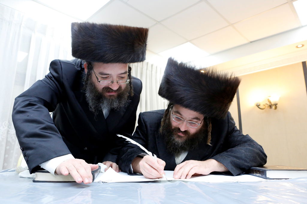 המתמידים החלו בכתיבת ס"ת לע"נ רבם זצ"ל • וידאו וגלריה