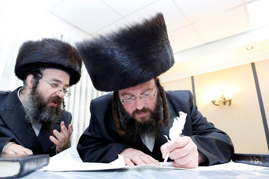 המתמידים החלו בכתיבת ס"ת לע"נ רבם זצ"ל • וידאו וגלריה