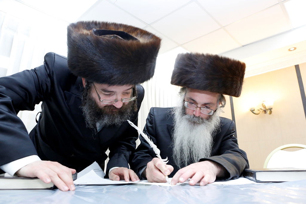 המתמידים החלו בכתיבת ס"ת לע"נ רבם זצ"ל • וידאו וגלריה