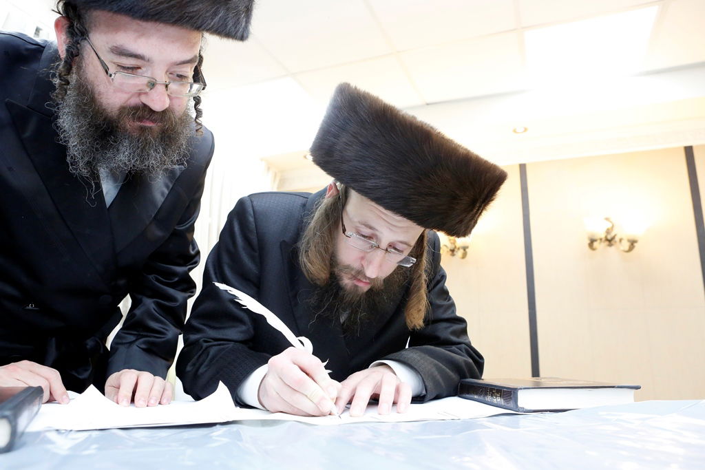 המתמידים החלו בכתיבת ס"ת לע"נ רבם זצ"ל • וידאו וגלריה