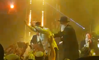 כשאביתר בנאי קפץ על הקהל בצמאה •  צפו