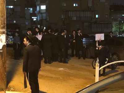 בני ברק: פעילי 'הפלג הירושלמי' הפגינו מול בית הגר"י רוזן