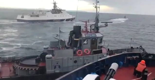 תיעוד ניגוח הספינה האוקראינית בידי הרוסים