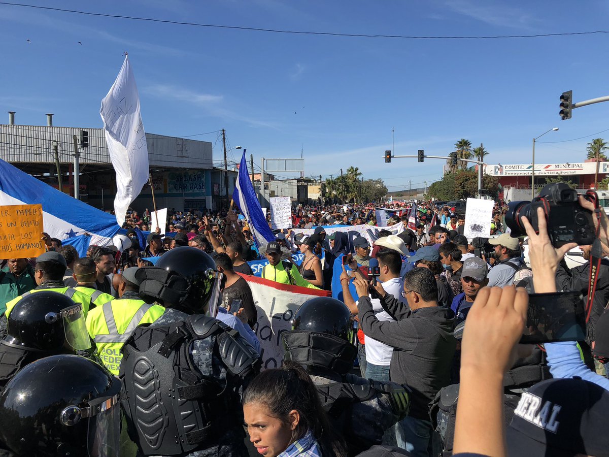 מהומות וגז מדמיע בגבול מקסיקו וארה"ב