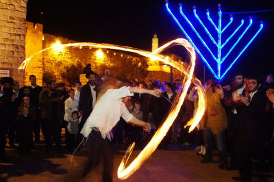 מופע אש, אילוסטרציה