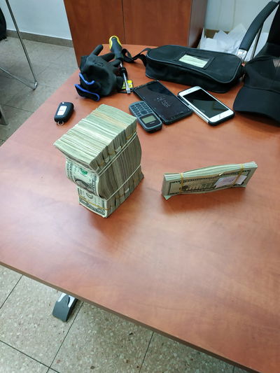 פרץ וגנב אלפי דולרים מרכב ונתפס "על חם"