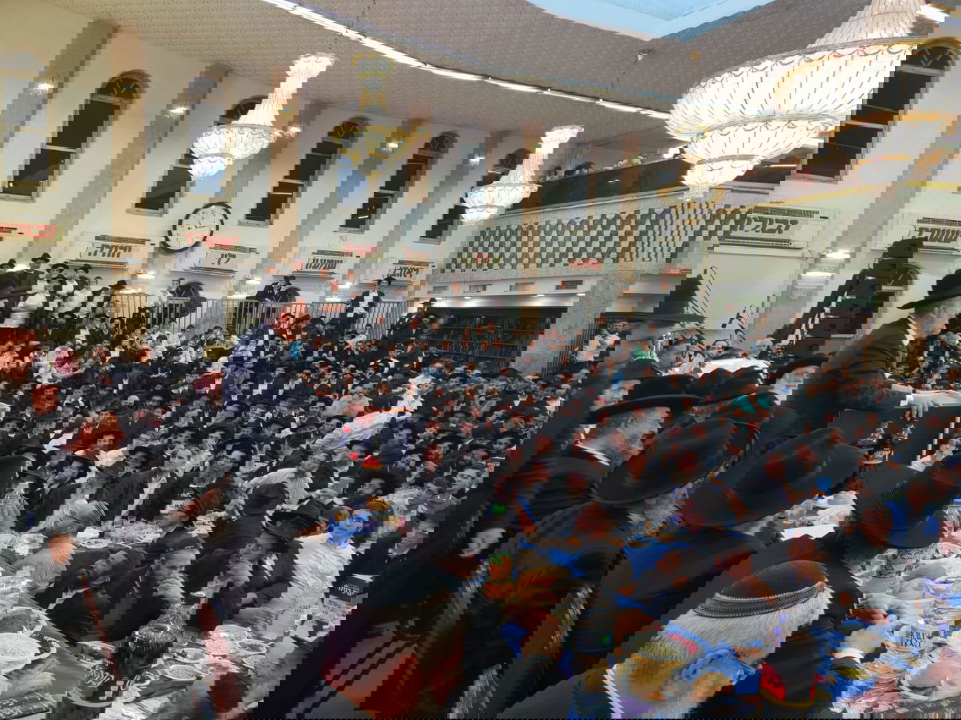 "לחיים": השר אריה דרעי איחל 'חג שמח' בחב"ד • צפו