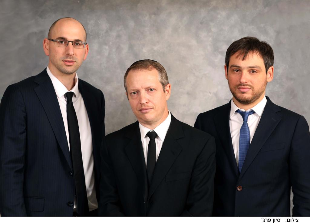 מצולמים: מימין – עו"ד אושר רובינגר, ד"ר יחיאל וינרוט ועו"ד ליאב איינס