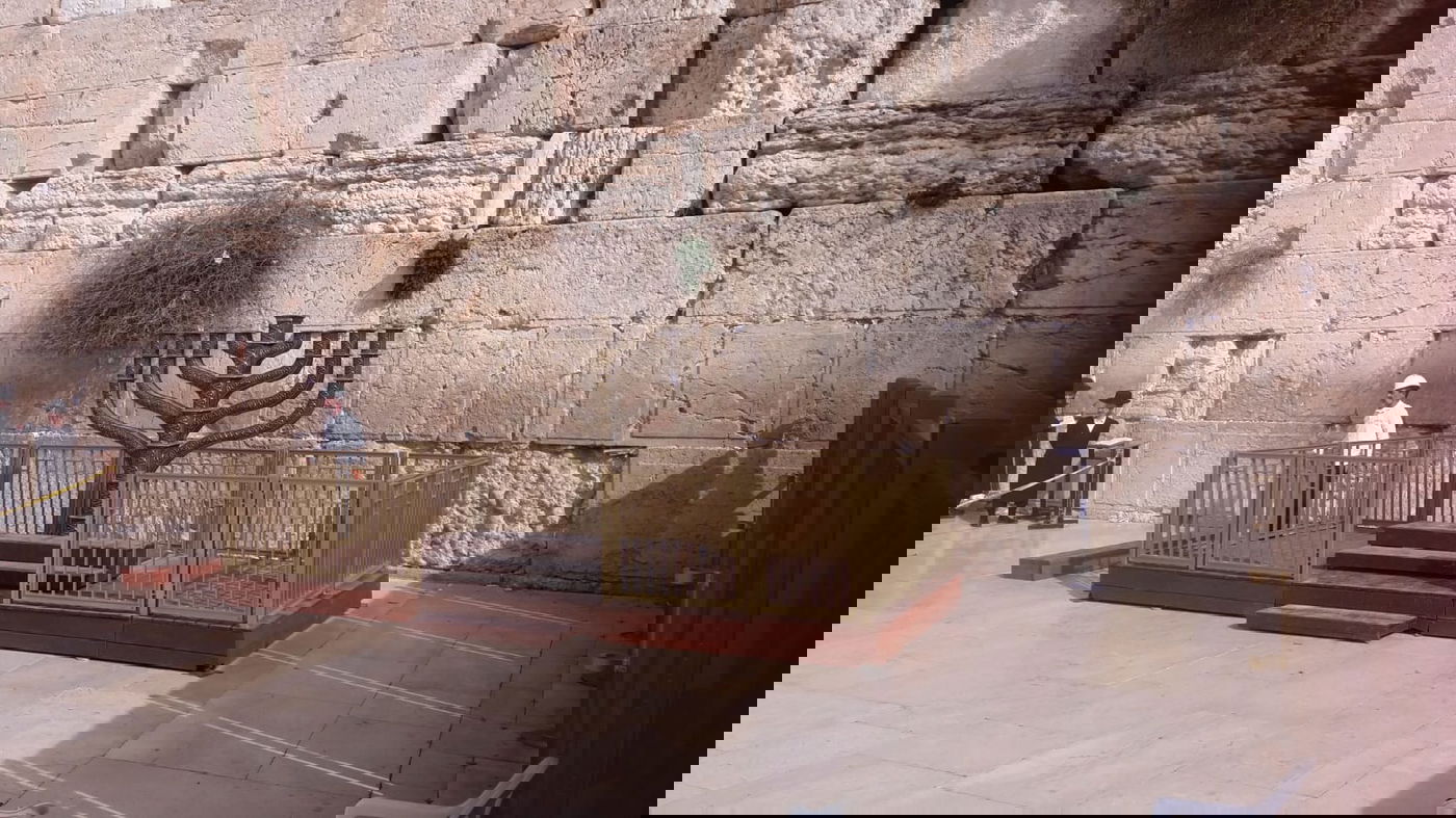 החנוכיה הוצבה ברחבת הכותל המערבי. צפו