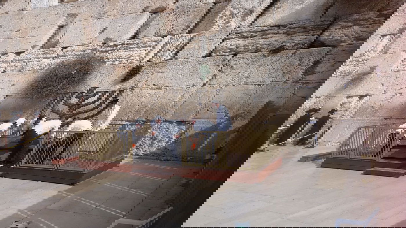 החנוכיה הוצבה ברחבת הכותל המערבי. צפו