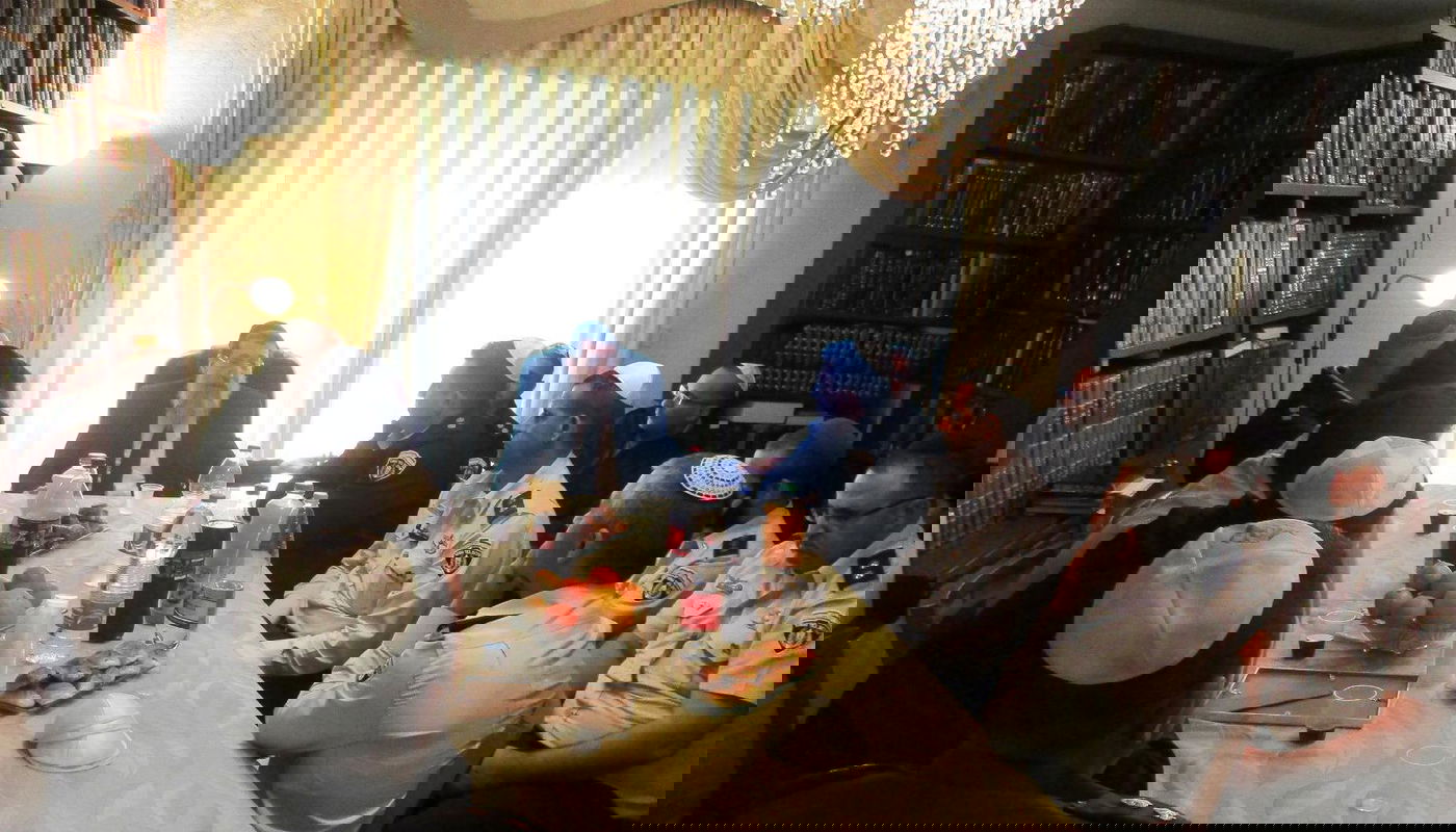 המפקדים אצל הגרב"צ קוק