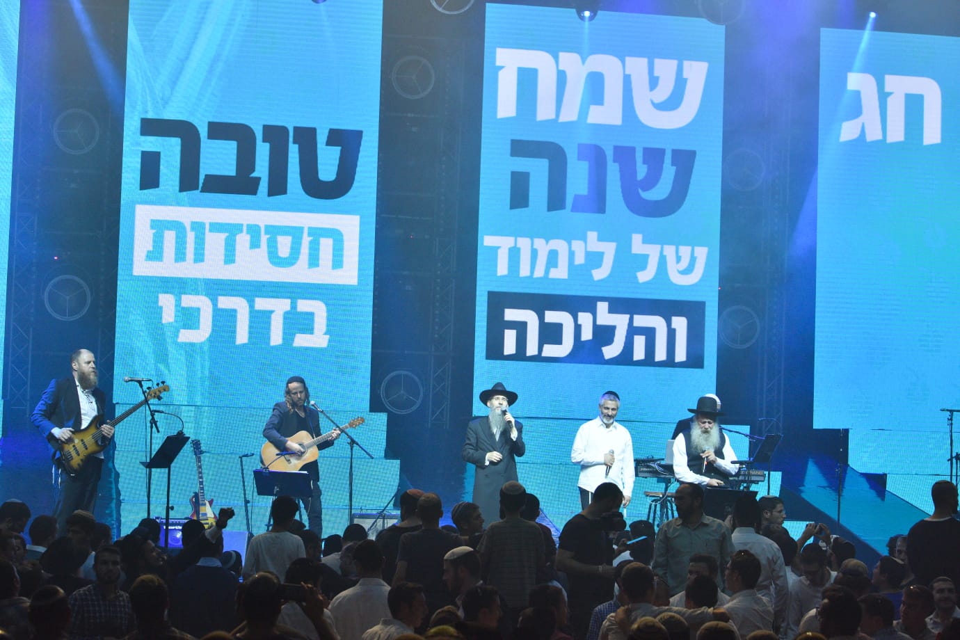 אברהם פריד מלמד ושר קטע מהתניא • צפו